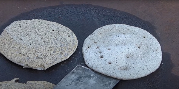 2 galettes de sarrasin qui cuisent sur une plaque